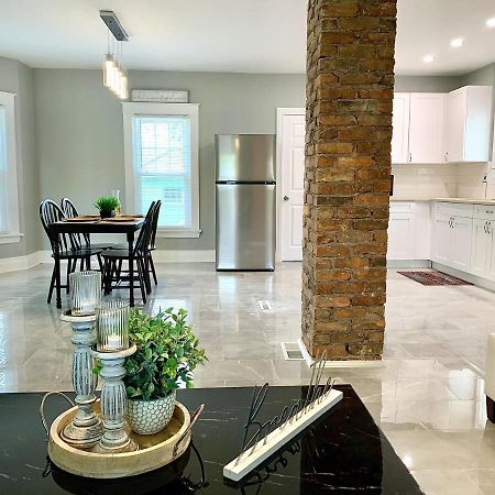 The Oakwood Cottage- With Private Yard & Parking, Minutes From Falls & Casino By Niagara Hospitality Niagarafallen Exteriör bild
