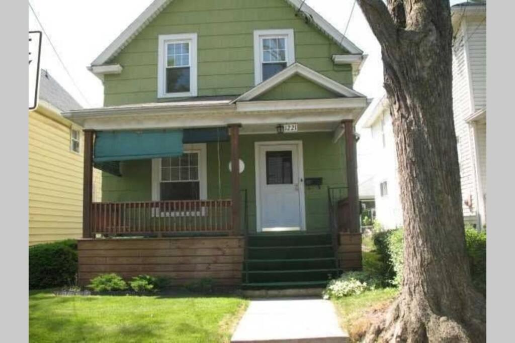The Oakwood Cottage- With Private Yard & Parking, Minutes From Falls & Casino By Niagara Hospitality Niagarafallen Exteriör bild