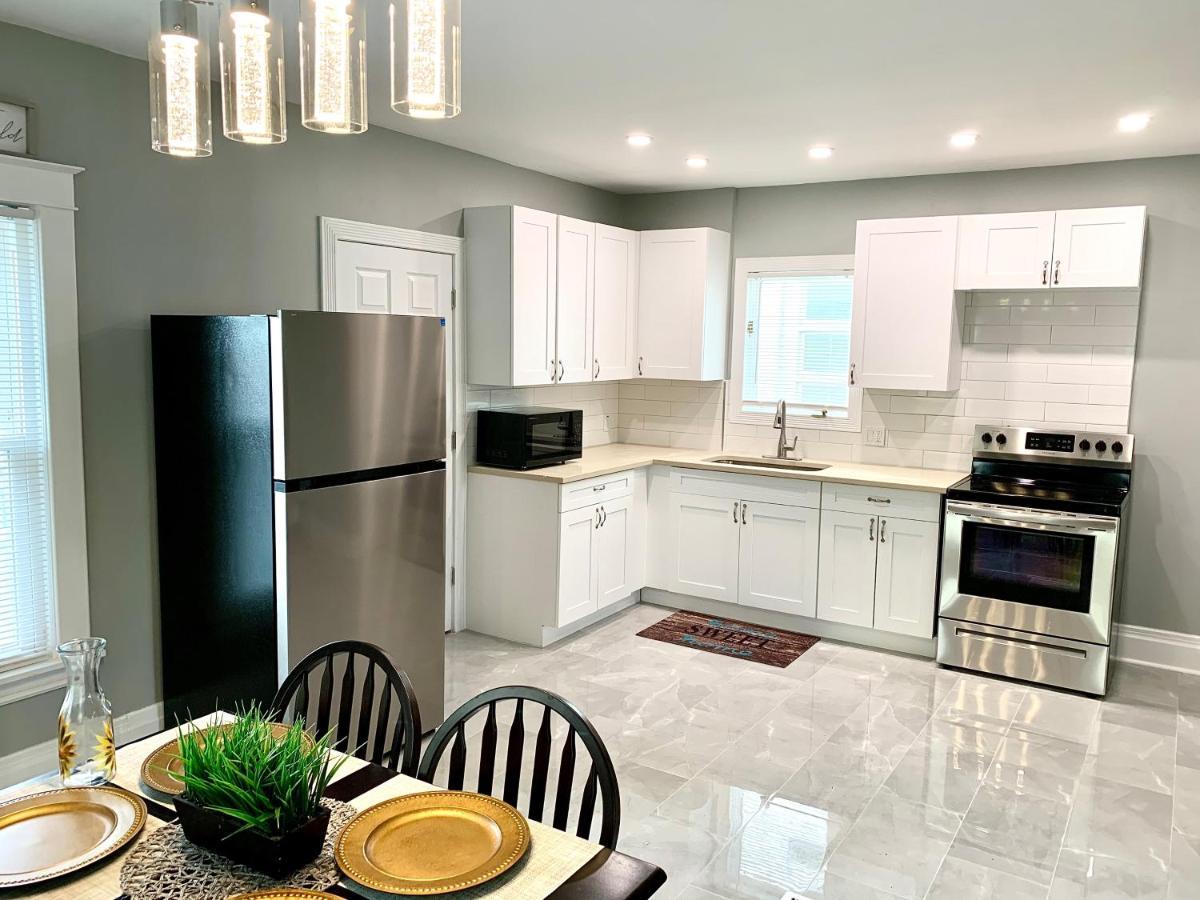 The Oakwood Cottage- With Private Yard & Parking, Minutes From Falls & Casino By Niagara Hospitality Niagarafallen Exteriör bild