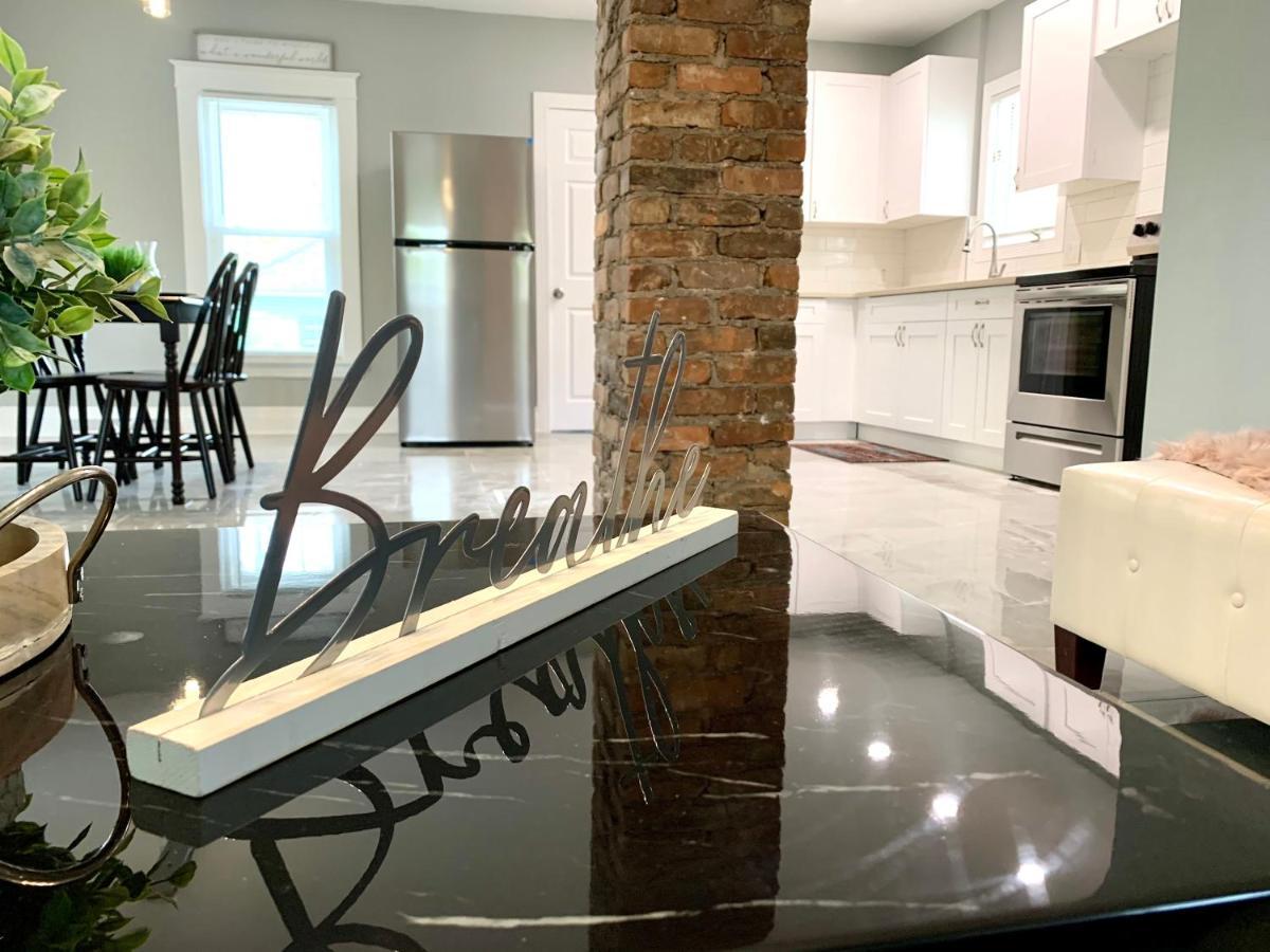 The Oakwood Cottage- With Private Yard & Parking, Minutes From Falls & Casino By Niagara Hospitality Niagarafallen Exteriör bild