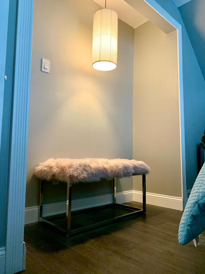 The Oakwood Cottage- With Private Yard & Parking, Minutes From Falls & Casino By Niagara Hospitality Niagarafallen Exteriör bild