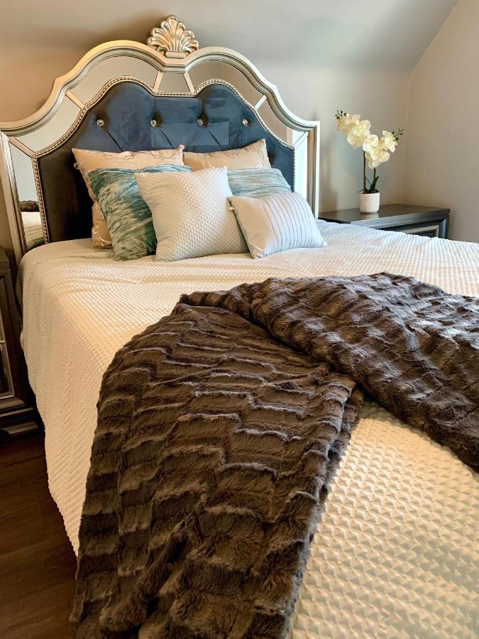 The Oakwood Cottage- With Private Yard & Parking, Minutes From Falls & Casino By Niagara Hospitality Niagarafallen Exteriör bild
